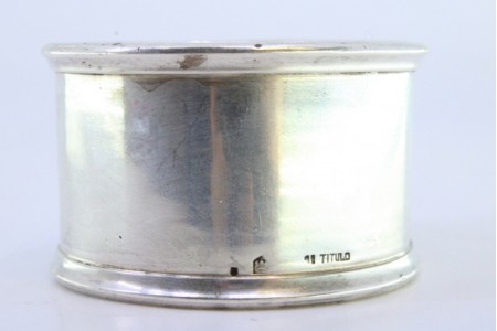 Argola de guardanapo em prata lisa rebordada.